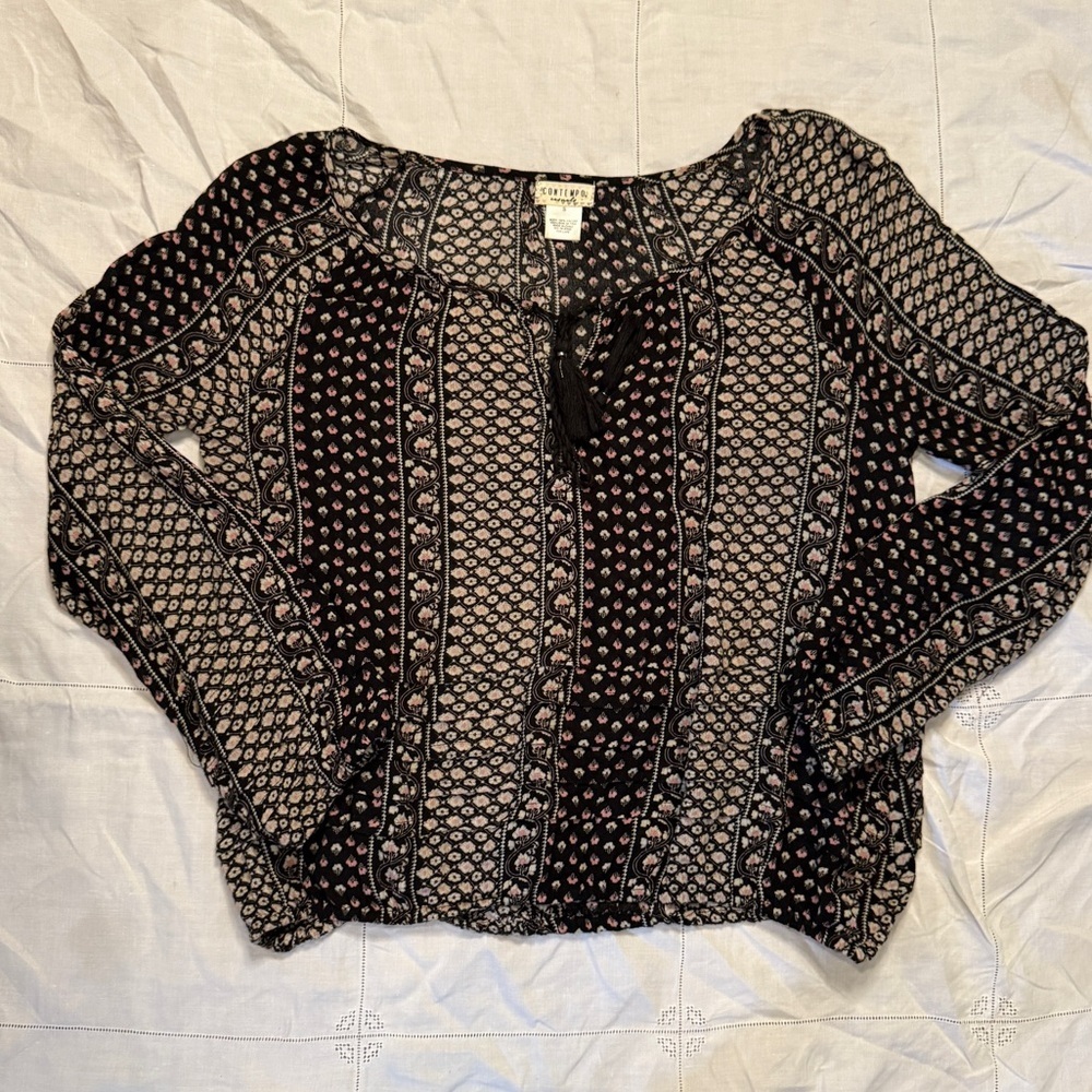 Contempo Casuals Women's Black and White Patterned Top size S